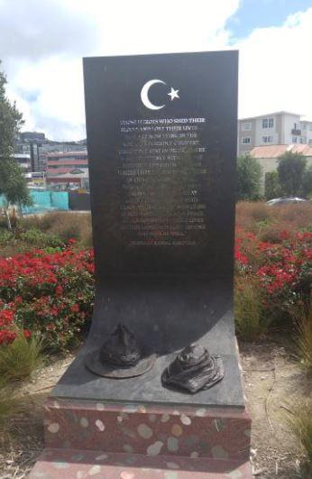 웰링턴 전쟁기념관 갈리폴리전투 기념비. 비 하단부에 뉴질랜드·터키군 군모가 보인다.