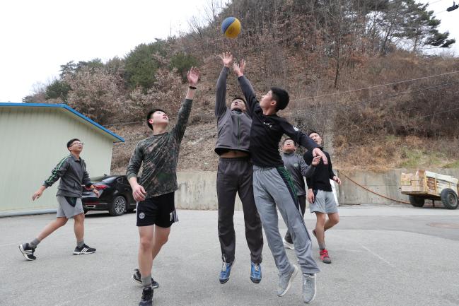공중 볼을 놓고 경쟁하는 농구 동아리원들. 겨울 찬바람에도 반바지를 입고 격렬하게 뛰다 보면 스트레스가 해소되는 것은 물론 집중력에 최고라고 한다. 