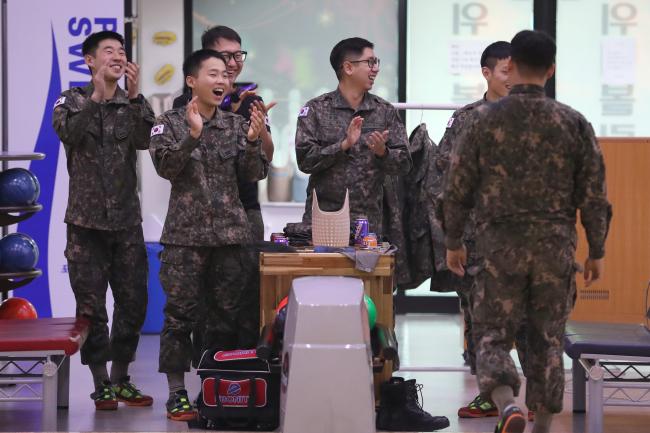 전우의 선전을 박수로 격려하는 볼링 동아리원들.