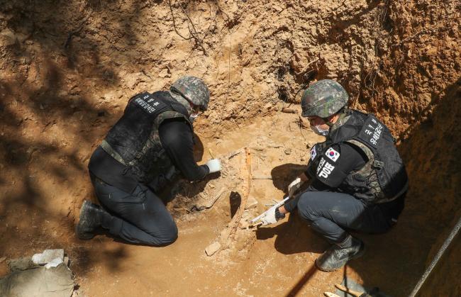 지난 5월 강원도 철원군  MDL(군사분계선) 이남지역 비무장지대 화살머리고지 일대에서 장병들이 기초 유해발굴을 하고 있다.  국방일보 DB