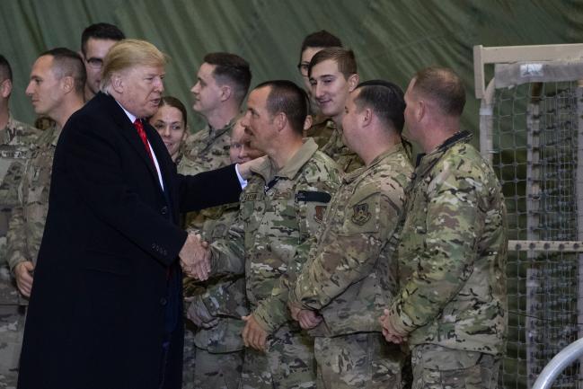 도널드 트럼프 미국 대통령이 지난달 28일(현지시간) 아프가니스탄 수도 카불 북쪽에 있는 바그람 공군기지를 방문해 미국 장병들을 격려하고 있다.  
 연합뉴스