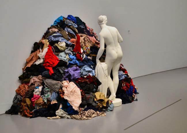 미켈란젤로 피스톨레토, 넝마의 비너스, 1967-1974, 대리석·천 2.12x3.4x1.1m, TATE.