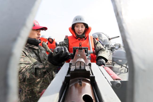 해군2함대 고속정 기동훈련체험서 임미소 홍보위원이 K6 중기관총 사격법을 배우고있다. 한재호 기자 
