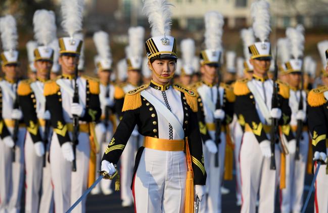 임미소 홍보위원이 해군사관학교 사관생도 체험에서 예식복 차림으로 지휘도를 잡은 채 생도들을 지휘하고 있다. 양동욱 기자 