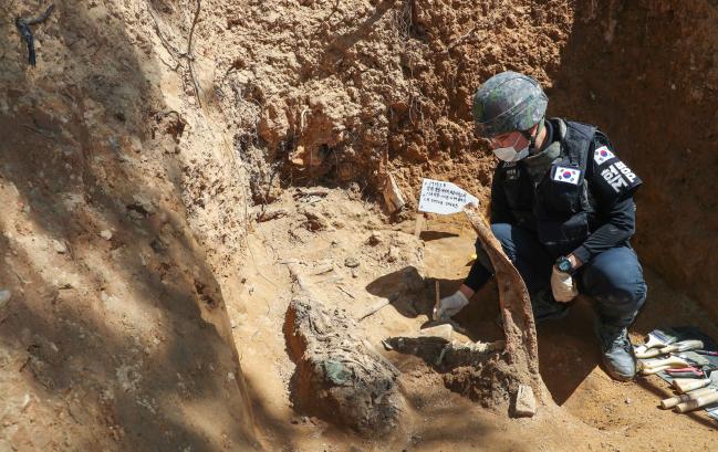 지난 5월 강원도 철원군 비무장지대(DMZ) 내 화살머리고지 일대에서 남북공동유해발굴 태스크포스(TF) 장병들이 기초발굴 작업을 진행하고 있다.  

 이경원 기자 