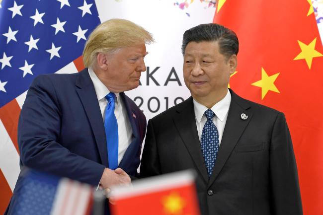 트럼프(왼쪽) 미국 대통령과 시진핑 중국 국가주석이 지난해 6월 일본 오사카 G20 정상회의에서 만나 악수하고 있다.  연합뉴스

