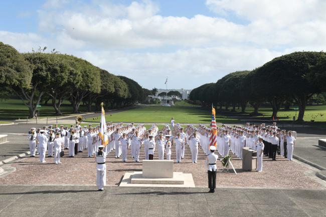 미국 하와이 펀치볼에 있는 태평양 국립묘지를 찾은 해군순항훈련전단 장병과 사관생도들이 헌화·참배하고 있다.  부대 제공