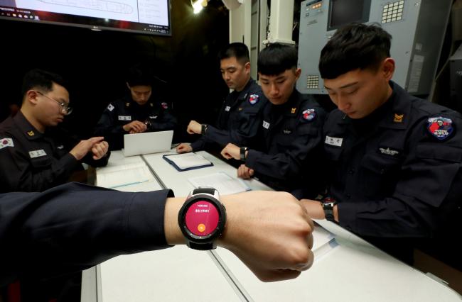 지난 3일 해군잠수함사령부 윤봉길함 승조원들이 스마트워치 알림을 통해 전투배치 상황을 확인하고 있다.  진해=양동욱 기자