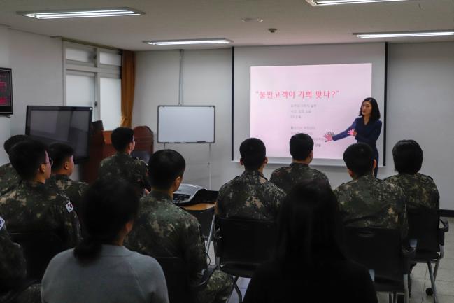 8일 육군수도방위사령부 의무근무대가 진행한 CS교육에서 양경진 교수가 장병들에게 ‘조직 의사소통’과 ‘고객 중심 서비스’에 대해 강연하고 있다.  부대 제공