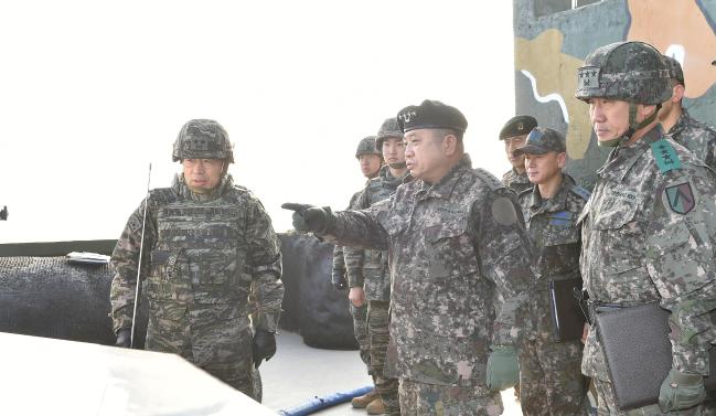 박한기(앞줄 가운데) 합참의장이 9일 서부전선 최전방 초소를 방문, 현장지도를 하고 있다.  합참 제공