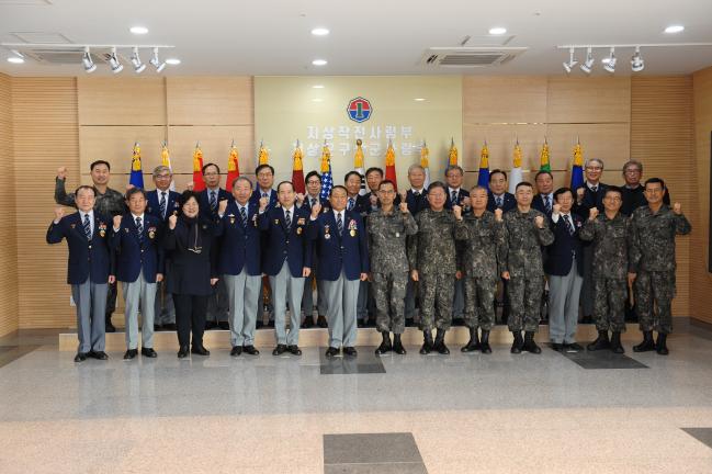 9일 육군지상작전사령부를 방문한 김진호(앞줄 왼쪽 여섯째) 향군회장과 향군 회장단이 남영신(대장·앞줄 가운데) 사령관을 비롯한 군 관계자들과 함께  기념사진을 찍고 있다.  향군 제공
