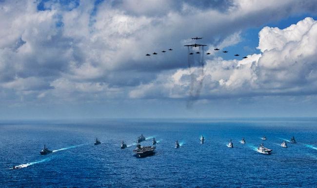 2018년 11월 진행된 미군과 일본 자위대의 연합훈련 ‘킨 소드(Keen Sword)’ 모습. 미 항공모함 로널드 레이건 등 미군 주요 전력이 일본의 호위함·전투기 등과 대형을 맞춰 기동하고 있다.   미 국방부 홈페이지