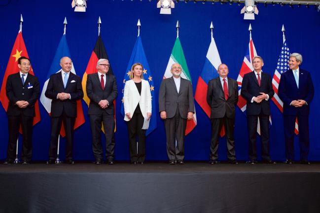 Secretary Kerry Poses for a Photo With P5+1 Leaders and Iranian Foreign Minister Zarif Following Negotiations About Future of Iran's Nuclear Program
* 출처 : U.S. Department of State Flickr
(https://www.flickr.com/photos/statephotos/16389773974)