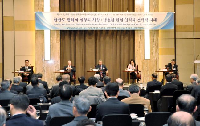 한국국가전략연구원과 미국브루킹스연구소가 공동 개최한 국제회의가 15일 밀레니엄 서울힐튼호텔에서 열려 1세션 발제자들이 주제발표를 하고 있다.  서현우 기자