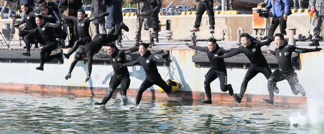 한 치 망설임 없이  웨트 슈트(Wet suit)를 입은 심해잠수사들이 진해 앞바다에 뛰어들고 있다.  