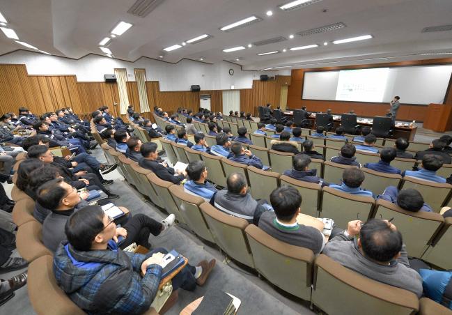 해군군수사령부가 개최한 함정기술 연구성과 발표 세미나가 16일 진해기지 운주관 대회의실에서 진행되고 있다.  부대 제공