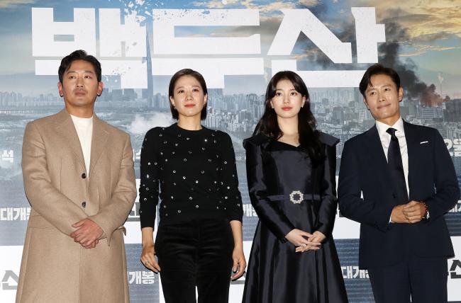 ‘백두산’의 주연 배우 하정우, 전혜진, 배수지, 이병헌(왼쪽부터)이 포즈를 취하고 있다.     연합뉴스