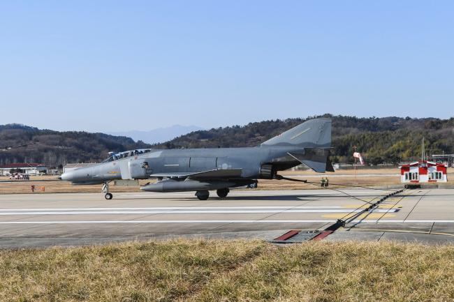 공군3훈련비행단이 15일 기지 활주로에서 초과저지장비 종합기능점검을 실시한 가운데 F-4 항공기 기체 후미의 후크가 장비 케이블에 걸리고 있다.  부대 제공