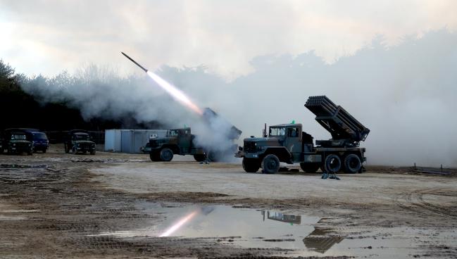 육군8군단의 군단 포병 해상사격 훈련에서 다연장 로켓 구룡이 고막을 찢을 듯한 폭음과 함께 로켓탄을 푸른 하늘로 쏘아 올리고 있다.  양동욱 기자 