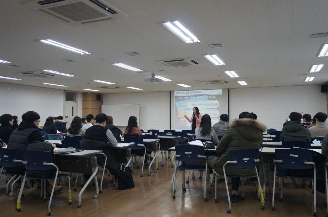 취업준비생들이 취업 컨설턴트로부터 ‘자기소개서 작성법’에 대한 강의를 듣고 있다.  필자 제공