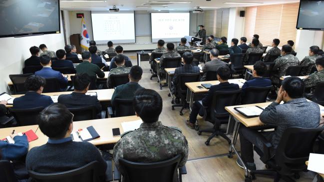 21일 열린 육군정보통신학교 ‘교관 교육발전 워크숍’에서 참가자들이 교육훈련체계 발전을 위한 발표 및 토의를 하고 있다.  부대 제공