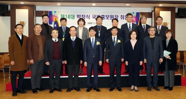 22일 서울 용산구 국방홍보원 열린방에서 열린 제14대 국방홍보원장 취임식에서 박재민(앞줄 가운데) 국방부 차관과 최현수(앞줄 오른쪽 셋째) 국방부 대변인 등 내외빈이 박창식(앞줄 오른쪽 넷째) 신임 국방홍보원장과 기념사진을 찍고 있다.  조종원 기자