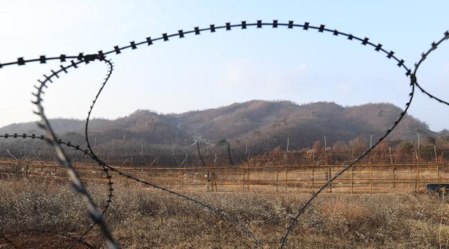 DMZ 철책 너머로 보이는 백마고지 전경. 6·25전쟁 당시 최대의 격전지로 27만5000여 발의 포탄이 떨어져 하늘에서 내려다보면 고지 모양이 백마처럼 변했다고 한다.