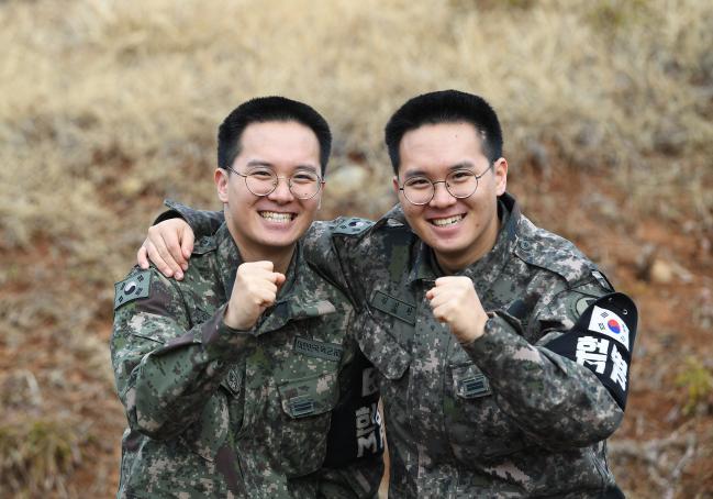 지난해 4월 동반 입대해 육군5사단 표범연대 통일대대 불사조중대에서 뜨거운 형제애와 전우애로 최전방 GOP 철책을 지키고 있는 23세 일란성 쌍둥이 김진완(형·오른쪽), 진우 일병 형제.