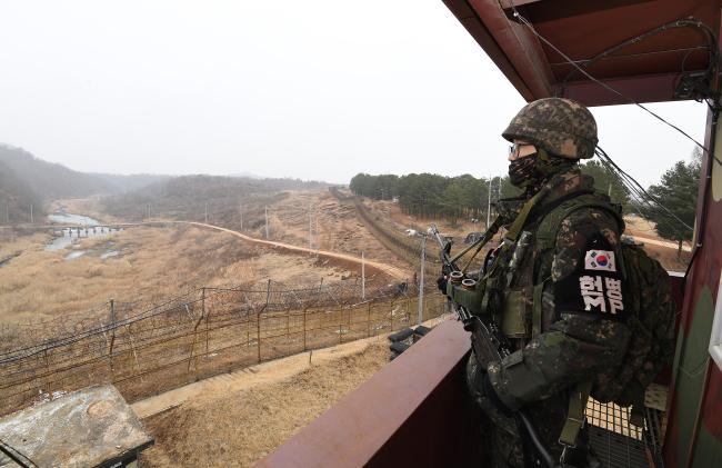 GOP경계병이 백마고지 일대를 바라보며 주간 경계 근무를 서고 있다. 사진=조용학 기자 
