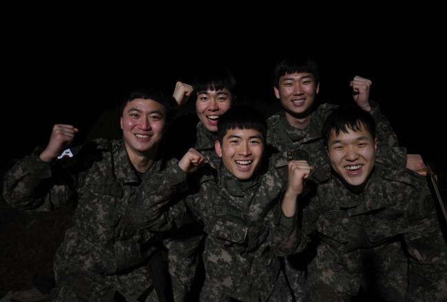 GOP 경계 임무를 성실히 수행한 장병들이 전역을 하루 앞두고 본부에서 군 경력 증명서를 받고 돌아오면서 환하게 웃고 있다. 사진=조용학 기자 
