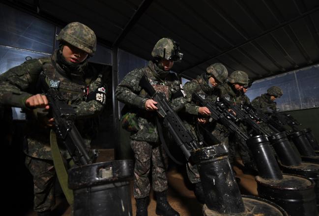 GOP경계 장병들이 야간 철책점검에 앞서 군장검사를 하고 있다.사진=조용학 기자 
