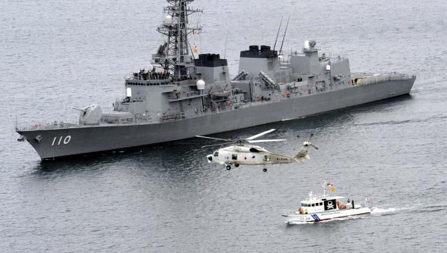 중동에 파견되는 일 호위함 ‘다카나미’. 일본 정부는 지난해 12월 27일 아베 총리 주재의 각의(국무회의)에서 해상자위대 호위함 ‘다카나미’와 P3C 초계기 1대를 중동 해역에 파견하는 내용의 안건을 의결했다.  연합뉴스