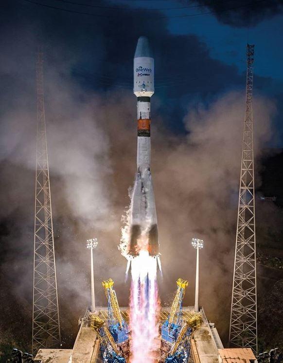원웹의 위성을 실은 로켓이 발사되는 모습. 원웹의 소형 위성 제작 비용은 약 6억 원으로 일반적인 대형 위성 제작 비용인 3000억 원보다 훨씬 저렴하다. 원웹은 대형 위성보다 이러한 소형 위성을 여러 대 만들어 지구 둘레 곳곳에 배치하는 것을 목표로 한다.      
 원웹 제공