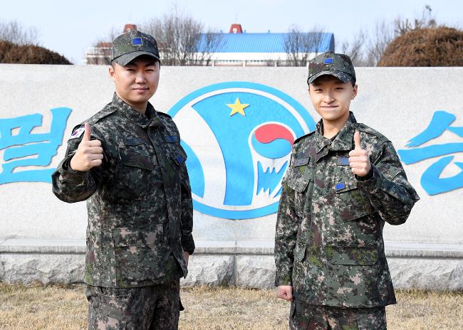 2020학년도 초등교사 임용시험에 최종합격한 공군10전투비행단 이재환(왼쪽) 병장과 홍석진 상병이 기념사진을 찍고 있다.  사진 제공=전호 하사