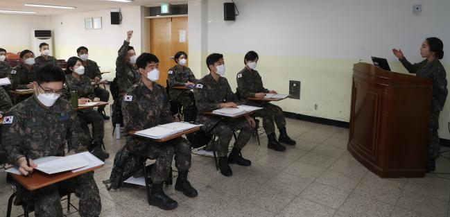 공군작전사령부 연합작전협조실이 주관하는 올해 신임 어학장교 직무교육이 지난달 13일 시작해 다음달 27일까지 계속된다. 사진은 신임 어학장교들이 교관의 지도 아래 교육에 참여하는 모습. 신종 코로나바이러스 감염증 예방을 위해 마스크를 쓰고 교육 중이다. 사진=양동욱 기자 