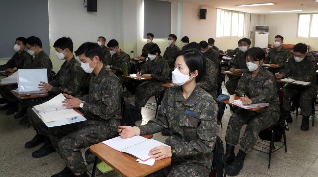 공군작전사령부 연합작전협조실이 주관하는 올해 신임 어학장교 직무교육이 지난달 13일 시작해 다음달 27일까지 계속된다. 사진은 신임 어학장교들이 교관의 지도 아래 교육에 참여하는 모습. 신종 코로나바이러스 감염증 예방을 위해 마스크를 쓰고 교육 중이다. 사진=양동욱 기자 