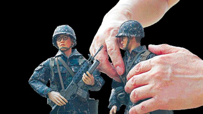 카메라로 피규어를 최대한 실물같이 찍으려면 먼저 카메라를 피규어 눈앞에 둔다고 생각하면서 로 앵글로 찍는 것이 좋다.