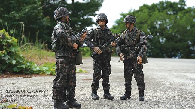 원근법을 이용해 배경에 나오는 돌과 나무 등 자연환경이 자연스럽게 보이도록 하면 더욱 실제 같은 느낌이 난다.