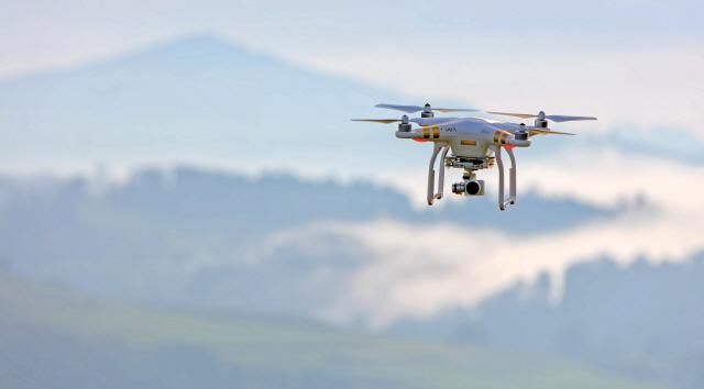 Commercial Unmanned Aerial Vehicle observes weather condition
출처: https://www.piqsels.com/en/public-domain-photo-skqhk 