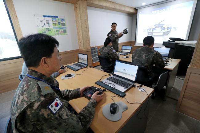 무인항공기시스템(UAS) 조종자 양성과정에서는 실제 조종기를 3D 화면에 연결해 비행체 조종을 실습하며 무인항공기 운용능력을 키운다.