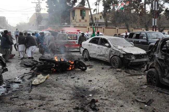 파키스탄 남서부 도시 퀘타에서 17일(현지시간) 경찰 차를 겨냥한 폭탄 공격이 발생, 차량 여러 대가 파괴된 가운데 현장에서 구조활동이 펼쳐지고 있다.  연합뉴스