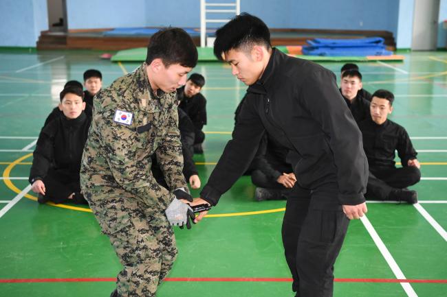 공군20전투비행단 특수임무소대 요원들이 20일 기지 체육관에서 육군특수전사령부 전문 교관으로부터 특공무술을 교육받고 있다.  사진 제공=서복남 원사