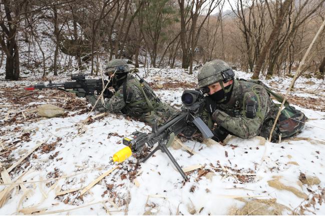 우리가 일상 병영생활에서 착용하고 있는 전투복은 유사시 곧바로 전투용으로 바뀌어야 한다. 우리가 전투복을 입고 훈련에 임하는 이유는 바로 이 때문이다. 따라서 전투 능력은 전투복에 필수적으로 요구되는 요소다. 사진은 지난 7일 육군27사단 장병들이 강원도 인제군 육군과학화전투훈련단(KCTC)에서 전투복을 입고 소부대침투격멸작전을 하고 있는 모습. 인제=양동욱 기자