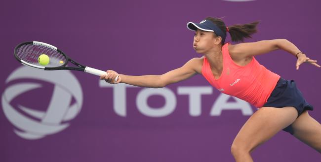 중국 장 슈아이가 24일(현지시간) 카타르 도하에서 열린 2020 WTA 카타르 오픈 테니스 여자 싱글 1라운드에서 스페인의 카를라 수아레스 나바로를 맞아 리턴샷을 하고 있다.  연합뉴스