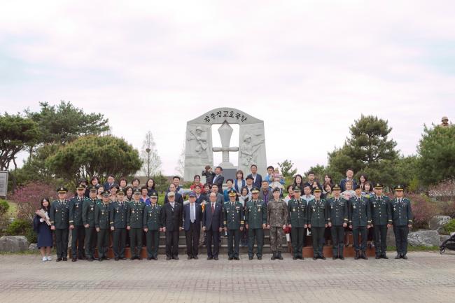 2019년 동춘상 시상식에서 갑종장교전우회·보병학교 관계자들과 수상자들이 갑종장교 호국탑 앞에서 기념촬영을 하고 있다. 부대 제공