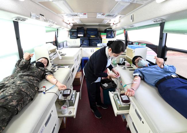 해군작전사령부가 지난 24일부터 26일까지 사랑의 헌혈 운동을 진행한 가운데 장병들이 헌혈에 참여하고 있다.  
 부대 제공