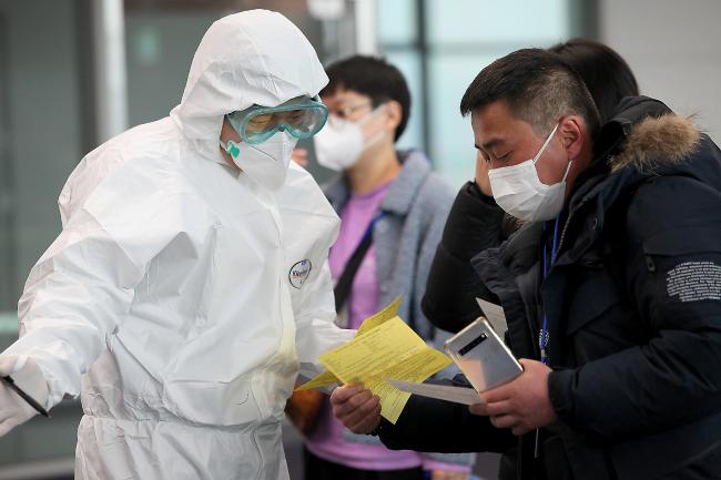 코로나19 검역 지원에 나선 육군수도군단 장병들이 인천국제공항 제1터미널 입국장에서 보호복을 착용하고 입국객을 대상으로 검역 절차를 안내하고 있다. 육군은 26일 정오 기준으로 장병 402명을 인천국제공항, 부산항 등 15곳에 파견해 검역조사, 체온측정 등 검역 업무 전반을 지원하고 있다. 또한, 광주·대전광역시 등지에서 병력 및 제독차 지원 등 지방자치단체 방역 지원에 두 팔을 걷고 힘을 보태고 있다. 육군은 현행작전부대와 핵심 및 긴요 작전 운용부대의 전투임무수행태세 유지에 빈틈이 없도록 부대 및 참모기능별로 총력 대응하면서 국가적 위기 상황에서 국민의 군으로서 필요한 모든 지원을 아끼지 않을 방침이다.  사진 제공=손민석 군무주무관