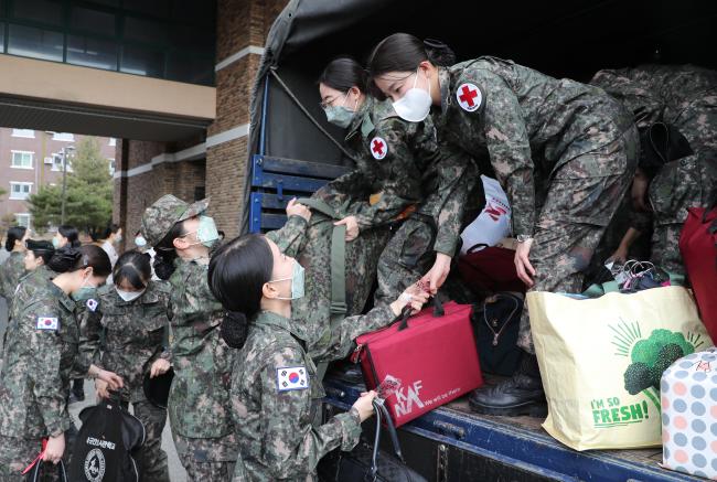 국군간호사관학교 60기 간호장교들이 코로나19 의료 지원을 위해 대구지역으로 출발하기에 앞서 차에 짐을 싣고 있다.