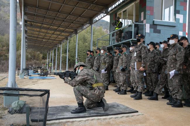 육군보병학교 교관과 조교들이 올해 개선되는 과목 중 하나인 ‘개인 전투사격’의 행동화 시범을 선보이고 있다.  부대 제공