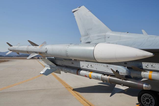 명칭 : AIM-120B 암람 (AMRAAM·Advanced Medium Range Air-to-Air Missile) 기능 : 다수 공중표적에 대한 동시공격 및 자동추적 능력을 보유한 중거리 공대공 유도탄